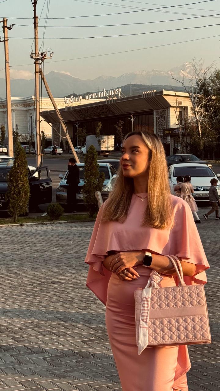 Розовое платье