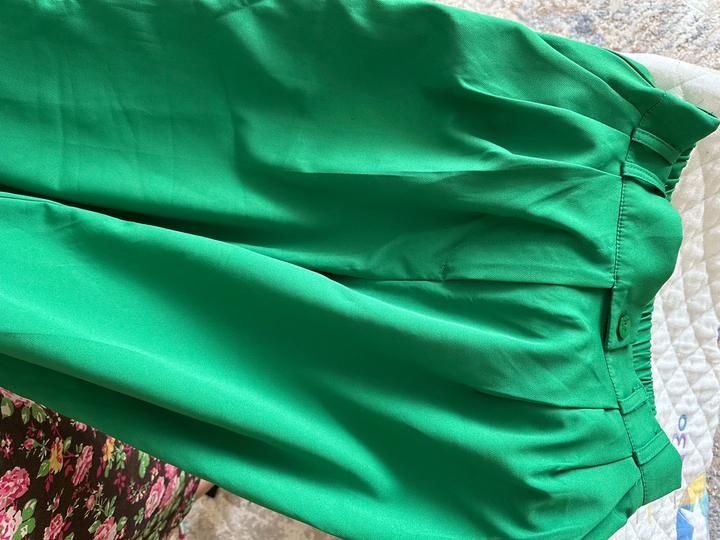 Зеленое брюки паллацо и топ