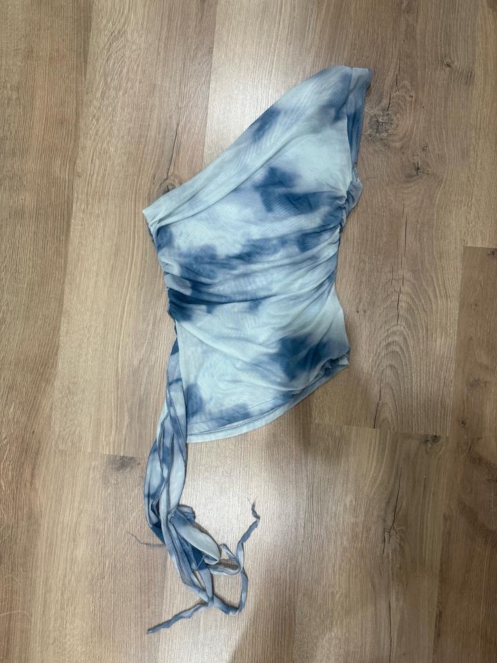 Ассиметричный топ на одно плечо