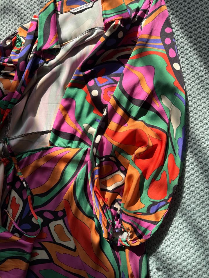 Яркое нарядное платье