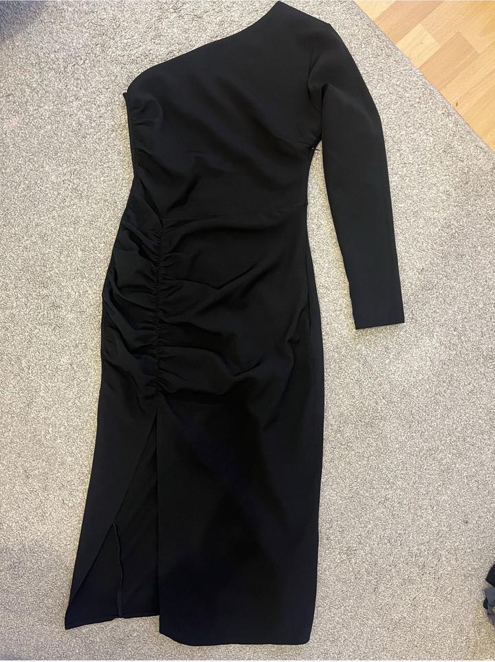 Платье черное на мероприятие