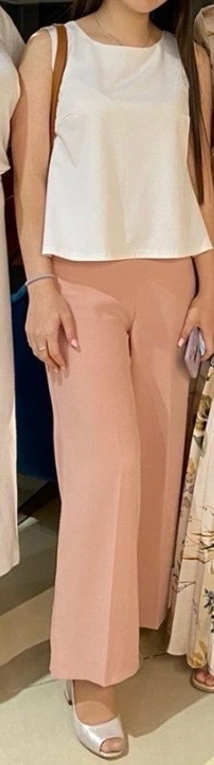 Пудровый брючный костюм