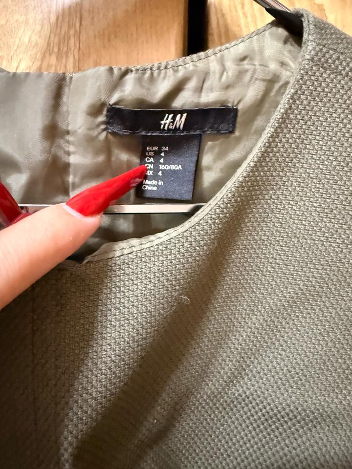 Платье H&M цвета хаки с подкладом и декоративными молниями
