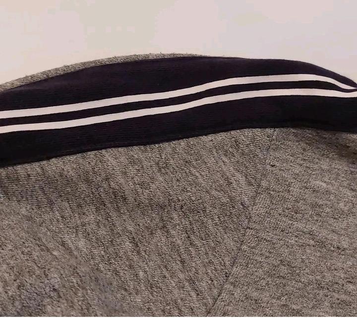 Спортивная толстовка от бренда Fila.