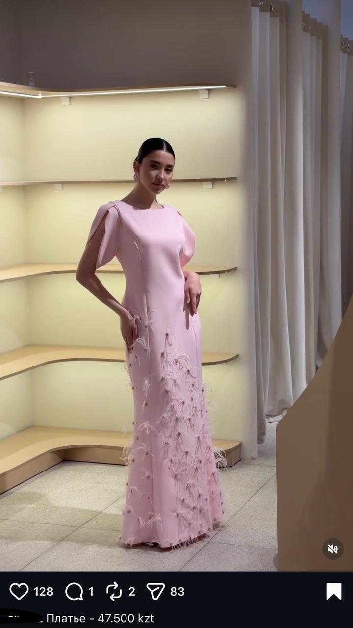 розовое платье