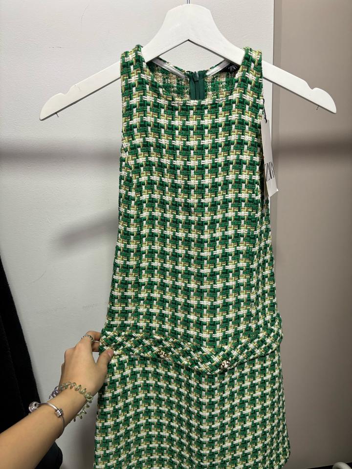 Зеленое твидовое платье Zara.