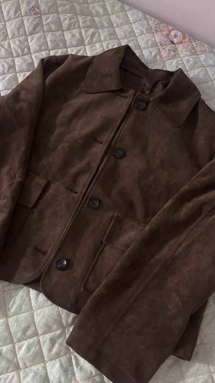 Стильная замшевая куртка в шоколадном оттенке