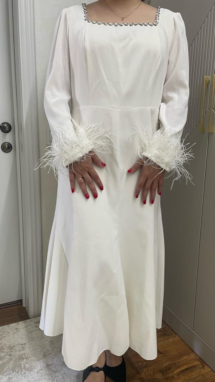 Белое элегантное платье с перьями