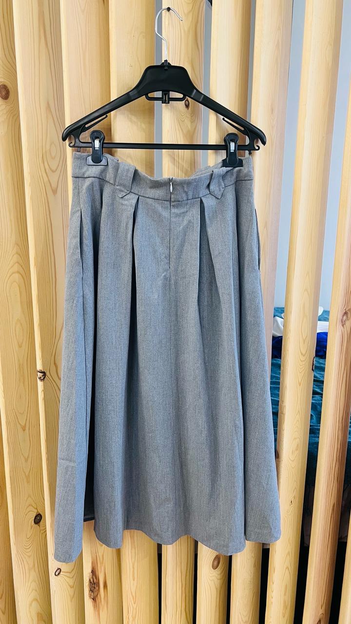 ZARA Плиссированные юбки миди , серого цвета.