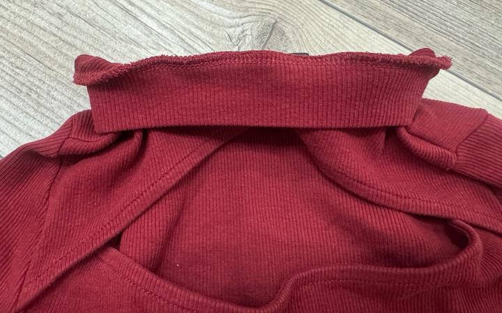 Лонгслив,кофта с вырезом