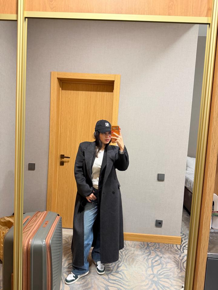 Шикарное приталенное пальто в темном оттенке размер XS-S