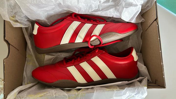 Кроссовки адидас