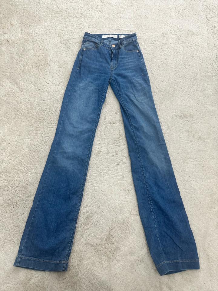 Джинсы GUESS