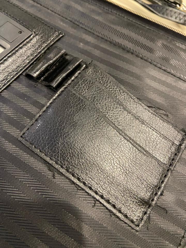 Папка для документов с двумя основными отделениями.