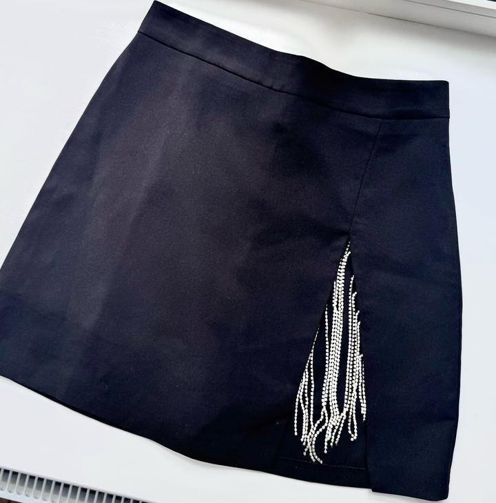 Черная юбка с вырезом обшитое стразами