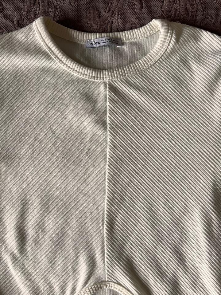 Укорочннный лонгслив Bershka