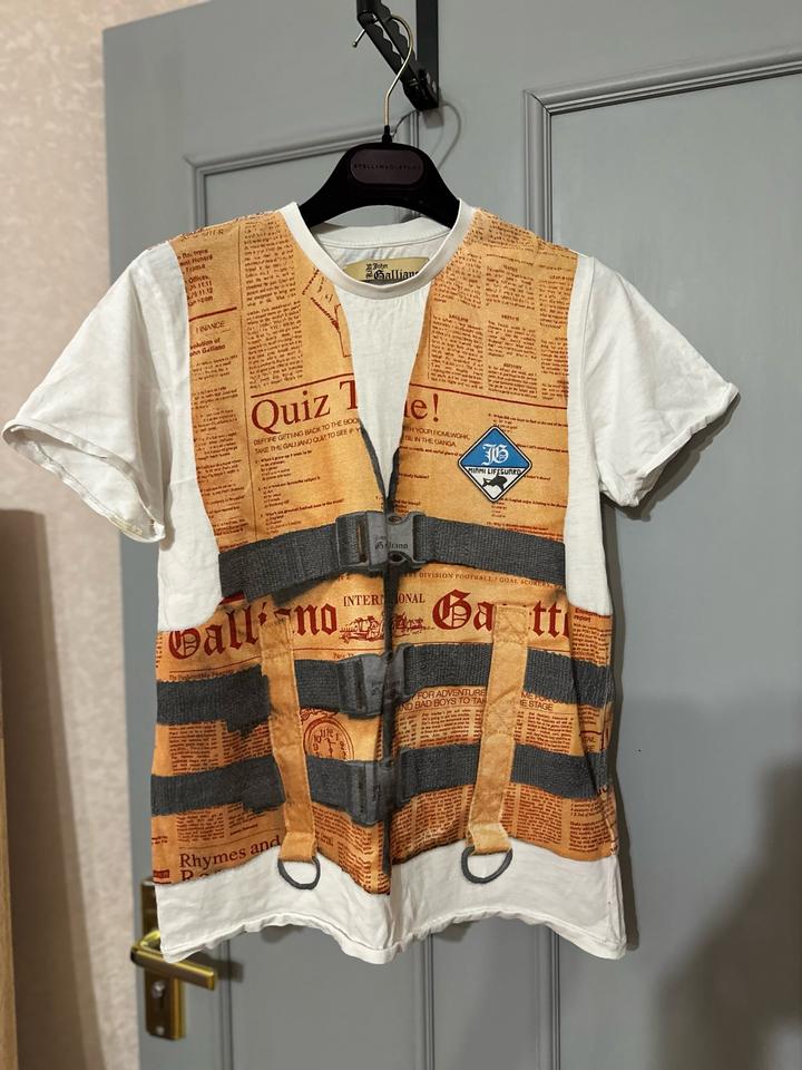 Винтажная футболка John Galliano с эффектным дизайнерским принтом