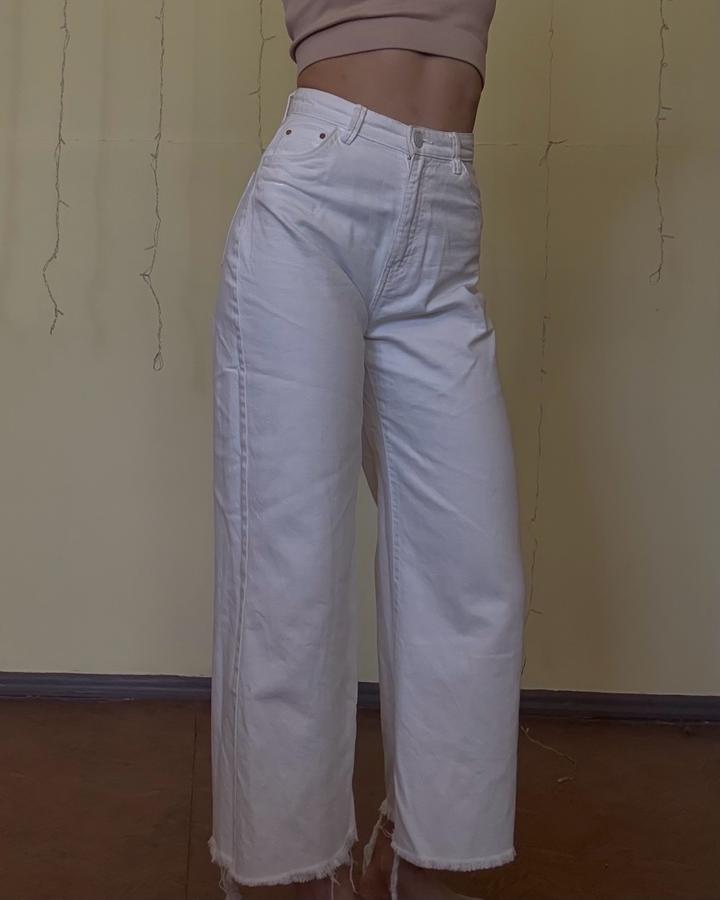Белые джинсы на высокой посадке Bershka