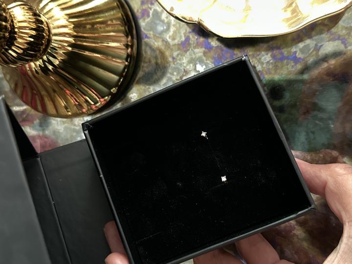 Гвоздики винтовые с бриллиантами