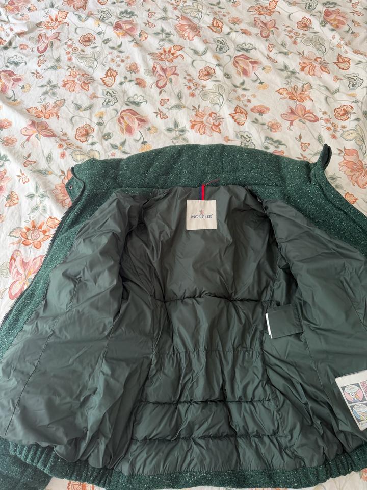 Пуховик жен. Moncler, размер xs