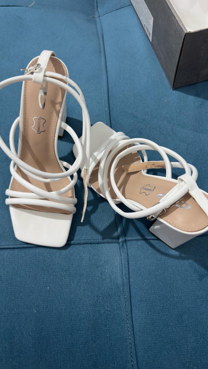 Босоножки белые