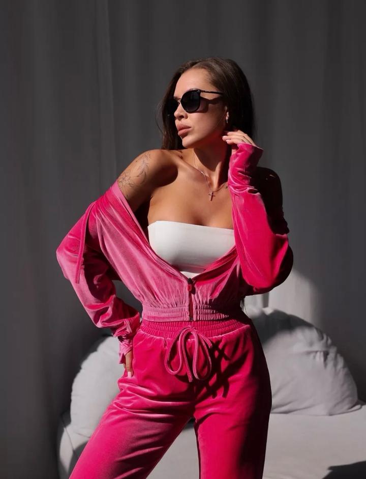 Розовый спортивный костюм