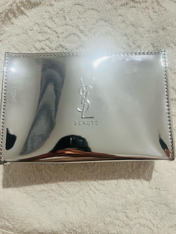 Серебристая зеркальная косметичка Yves Saint Laurent (YSL) Beaute.