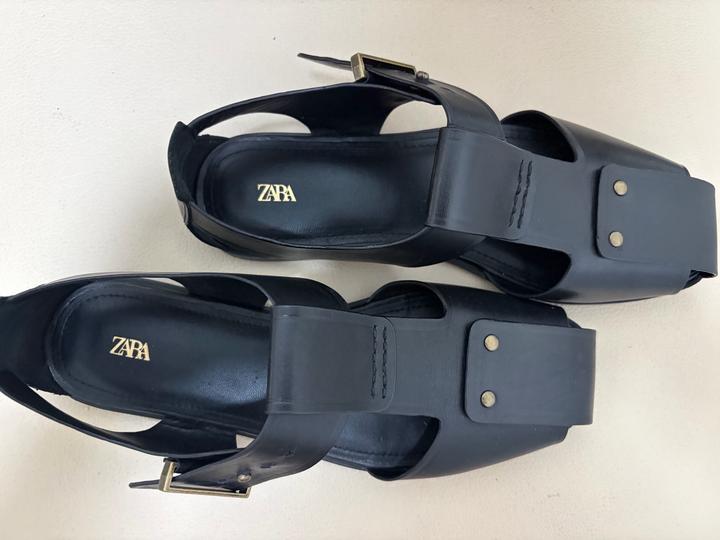 Сандали кожаные от Zara
