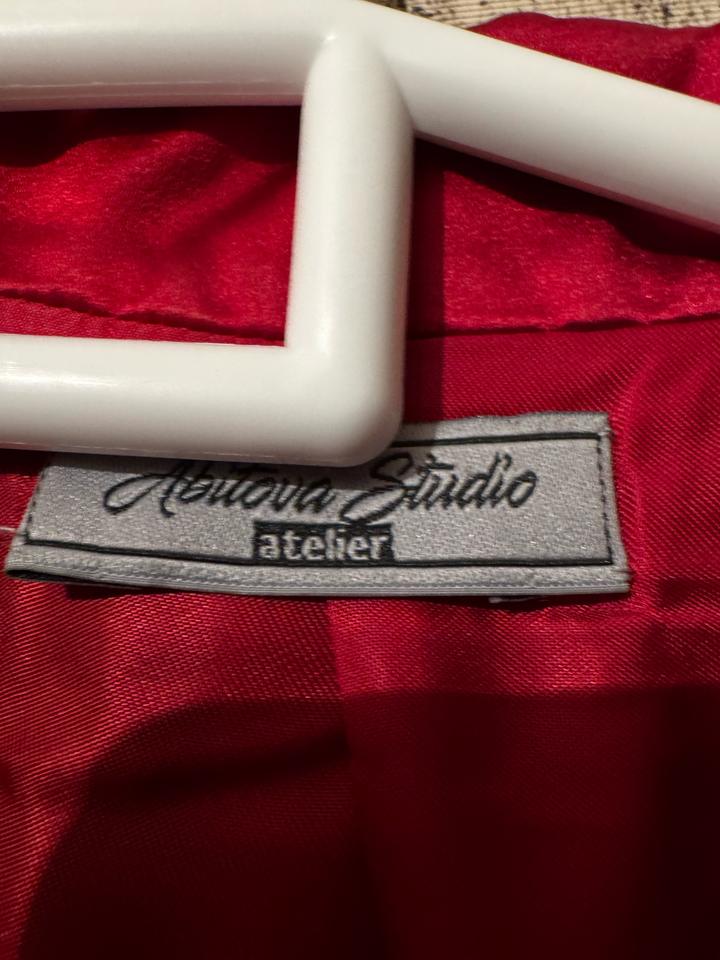 Красный атласный пиджак