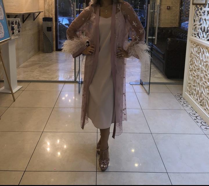 Эффектный наряд с перьями