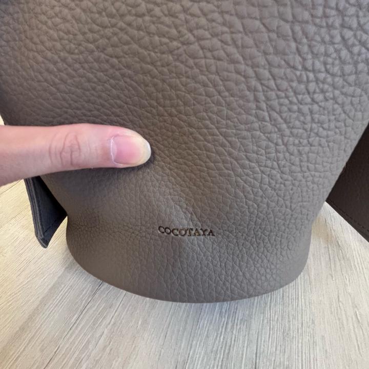 Стильная сумка-бочонок от бренда Cocotaya в универсальном сером цвете.