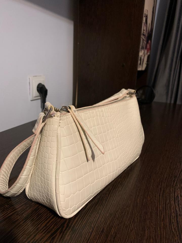 Сумка Stradivarius бежевая лаковая