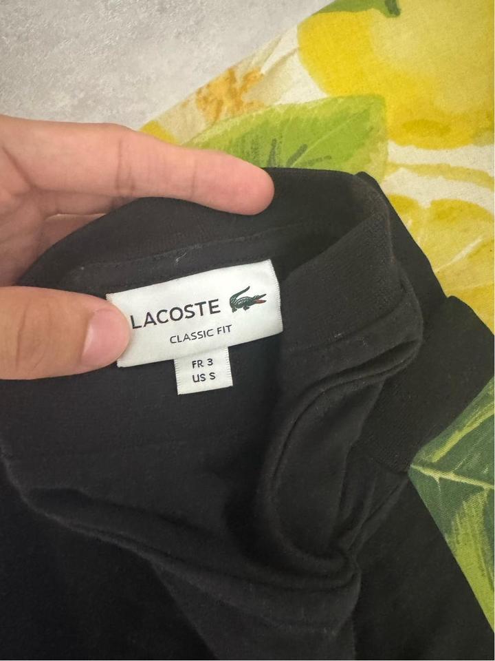 Тонкий черный свитер от lacoste