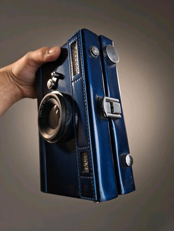 Стильный клатч в форме фотоаппарата