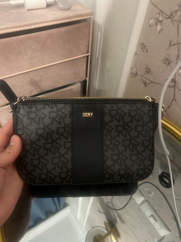 Продам маленькую черную сумочку DKNY