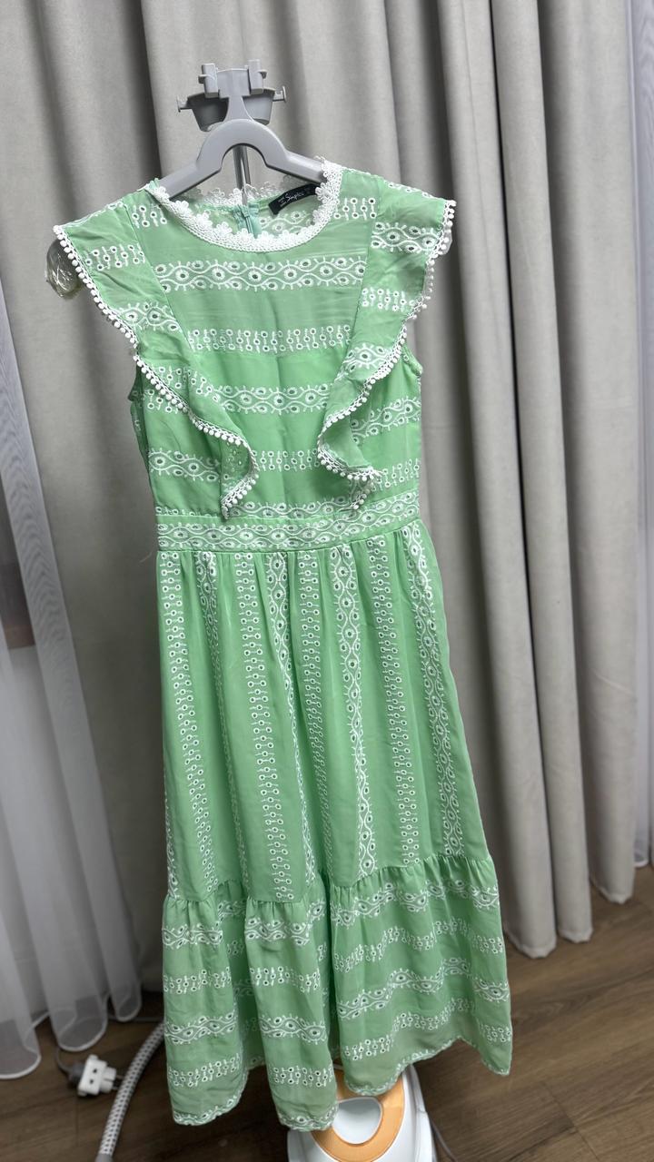 Платье красивое.