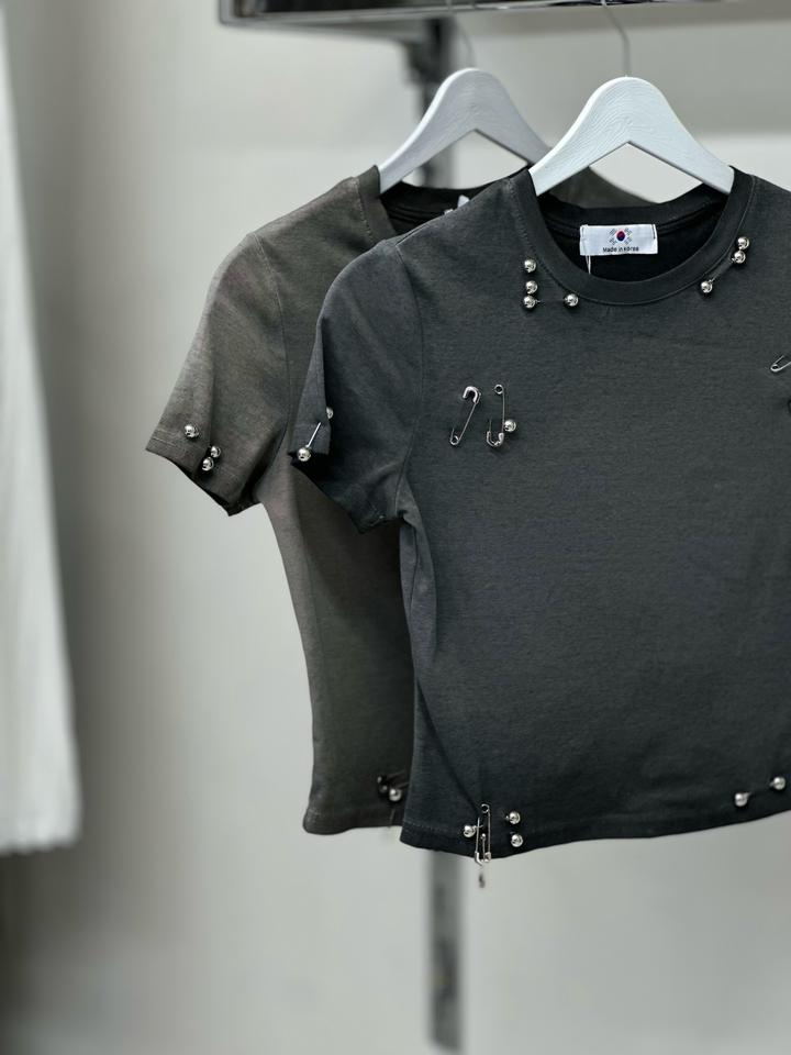 Футболка с металлическими заклёпками и булавками