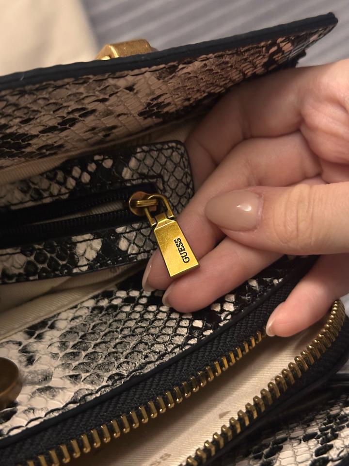 Сумка под питона от Guess