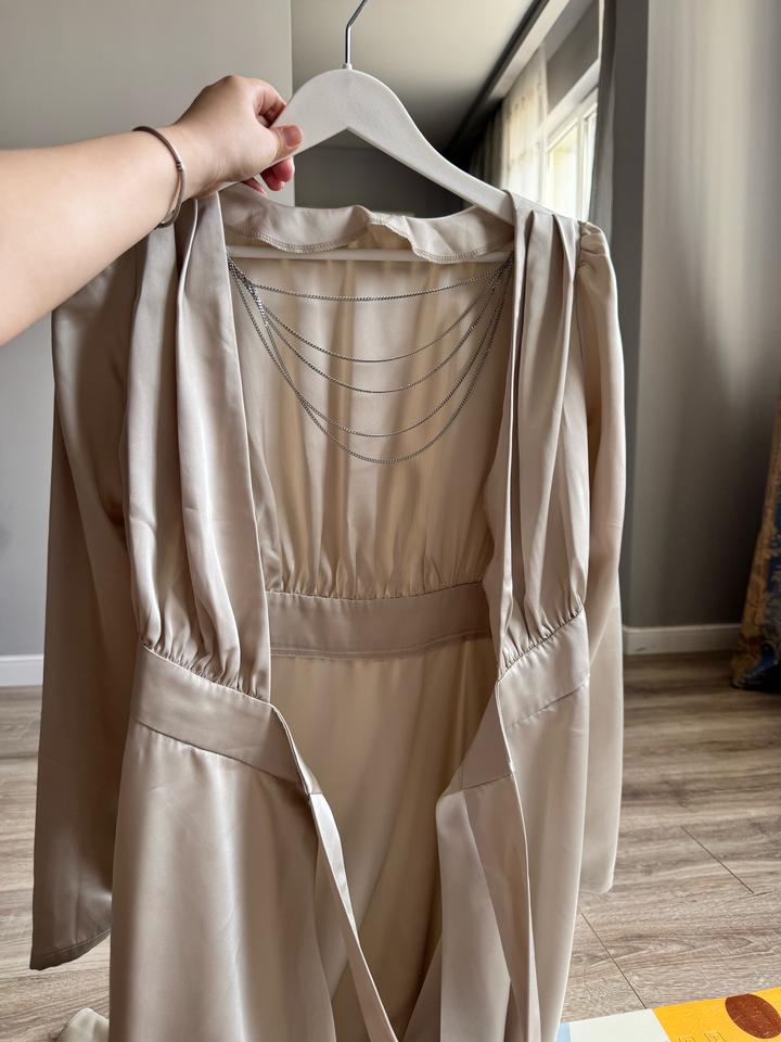 Платье Lichi шампанского цвета на запах