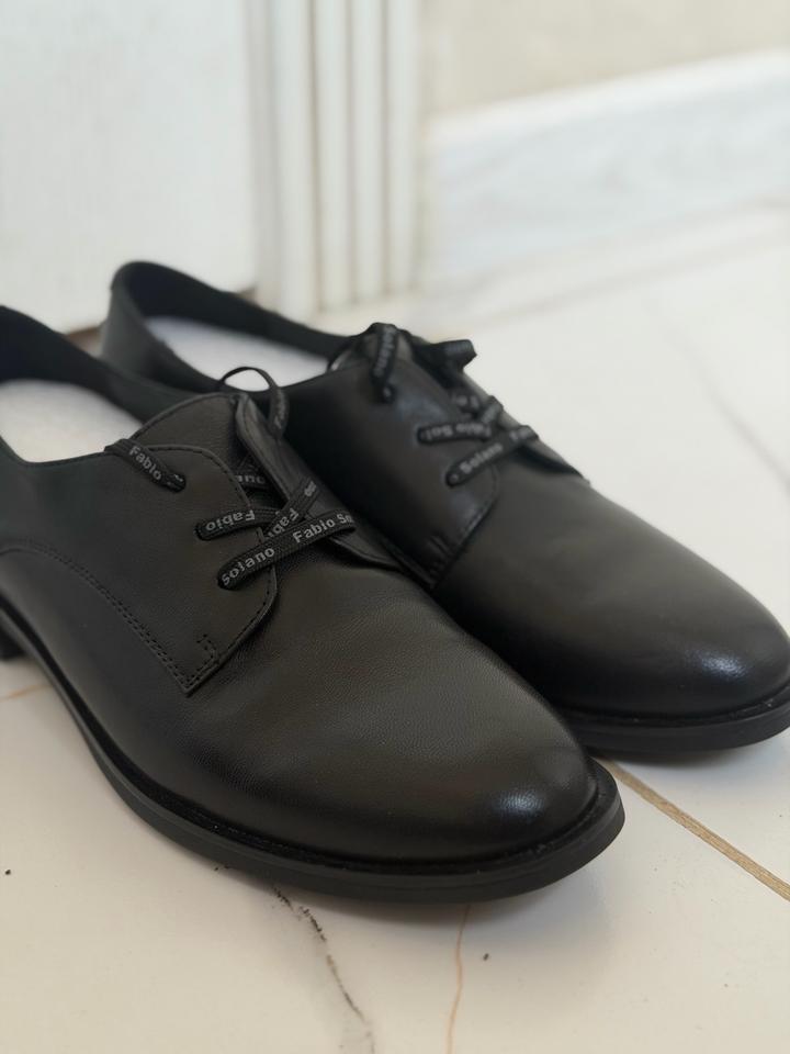 Женские чёрные кожаные полуботинки бренда Fabio Solano.