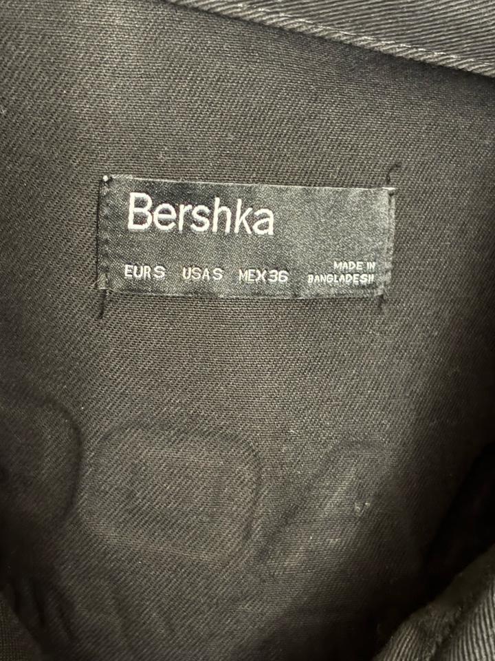 Рубашка черная оверсайз Bershka
