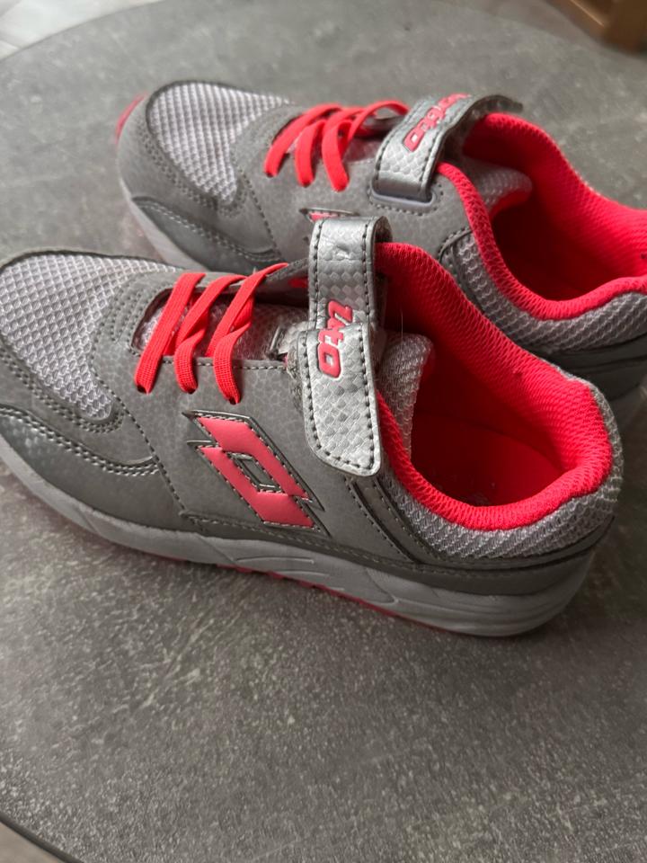 Кроссовки на девочку Lotto