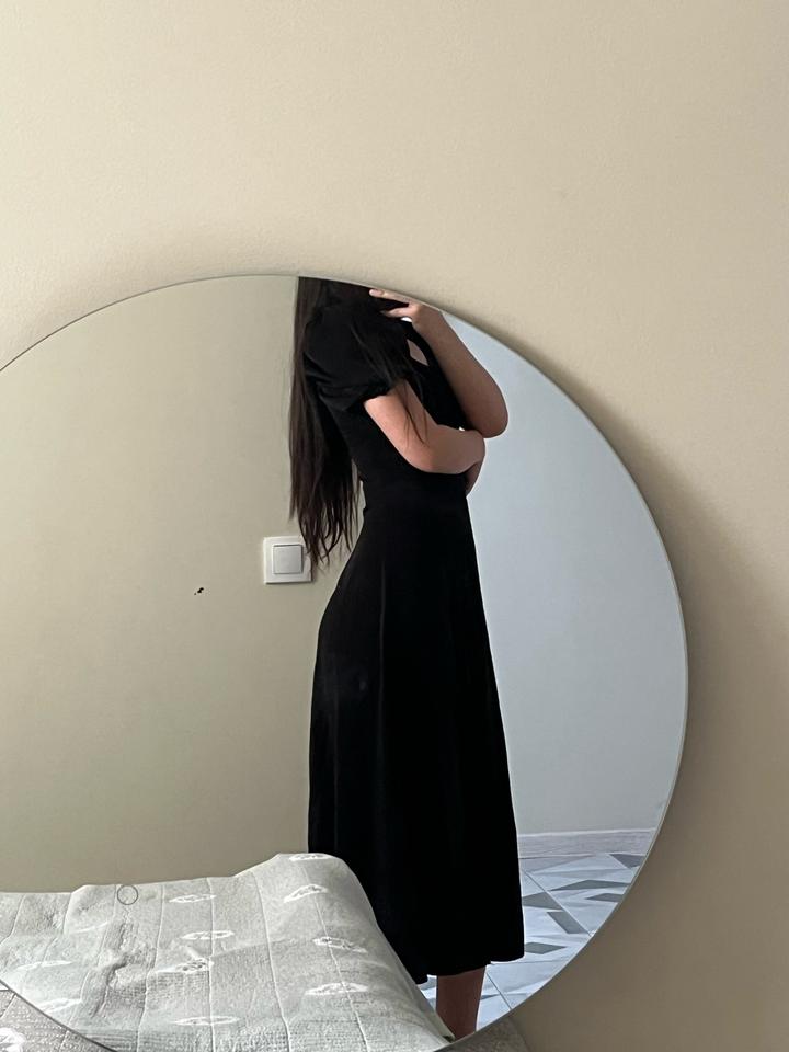 Черное платье с разрезом