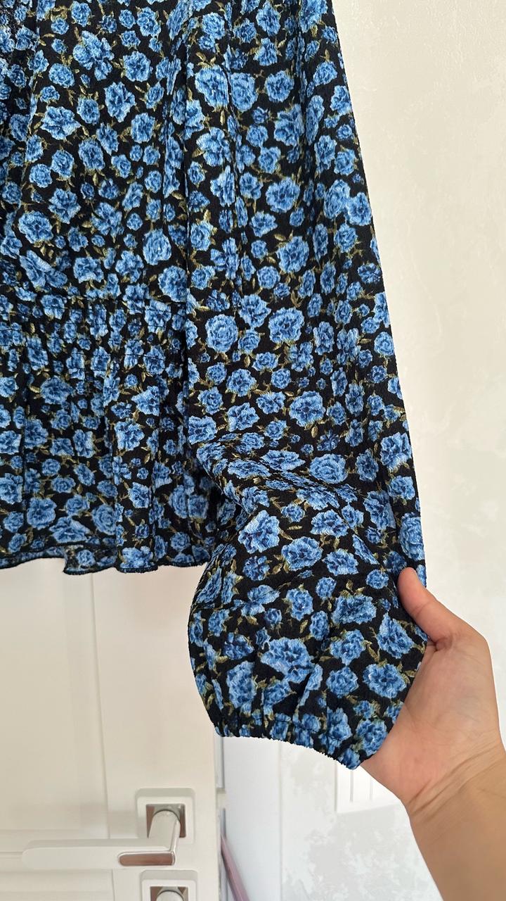 Стильная блуза с цветочным принтом