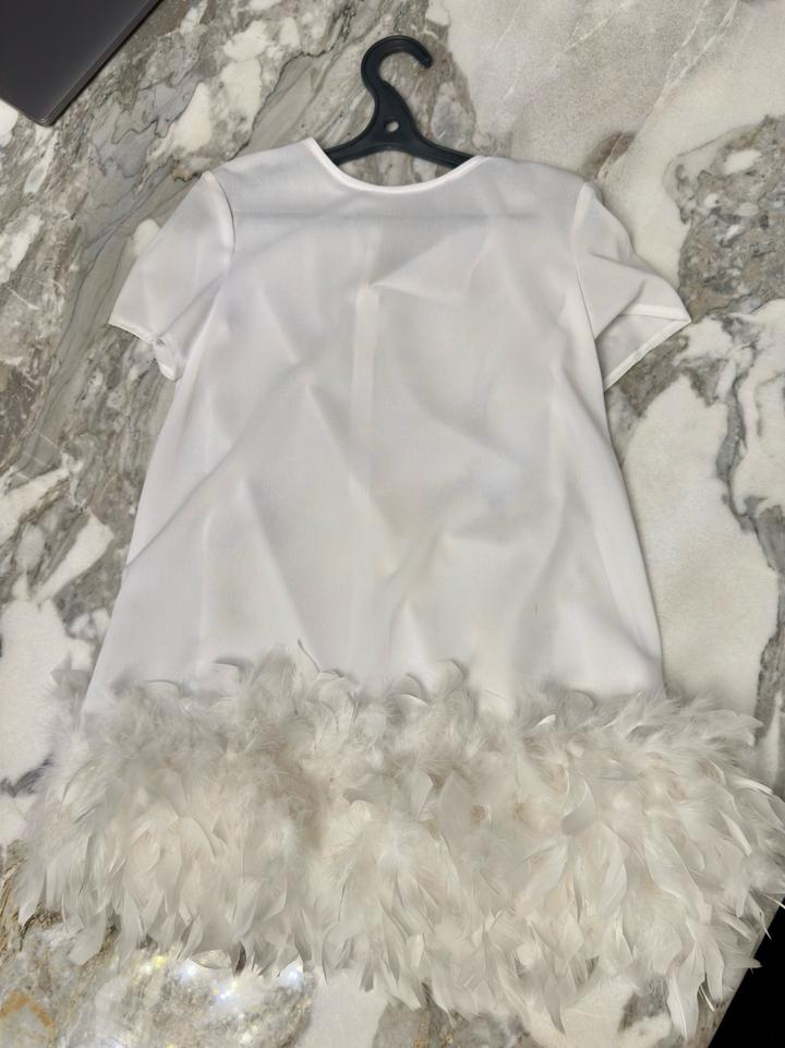 Белая нарядная кофта с перьями