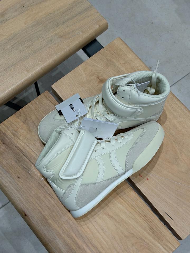 Кроссовки женские