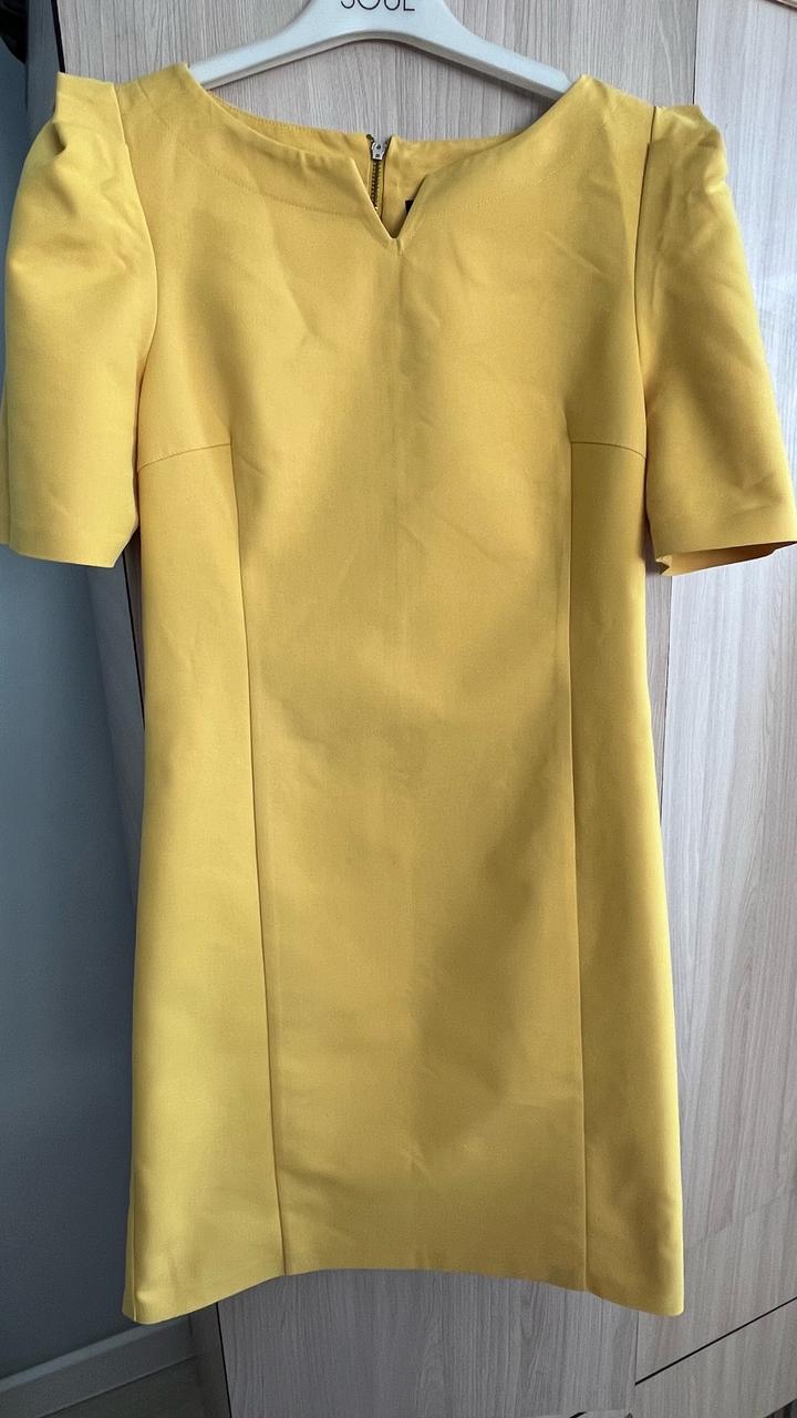 Желтое платье до колена