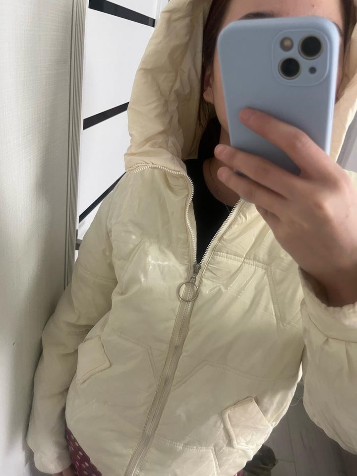 бежевая куртка