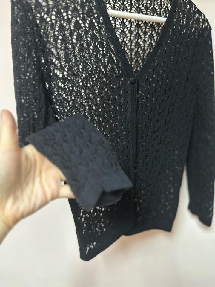 Лёгкий кардиган с деликатной ажурной вязкой