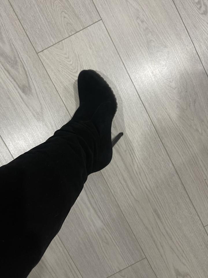 продам ботфорты. натуральная замша. скрытая платформа. высокий каблук